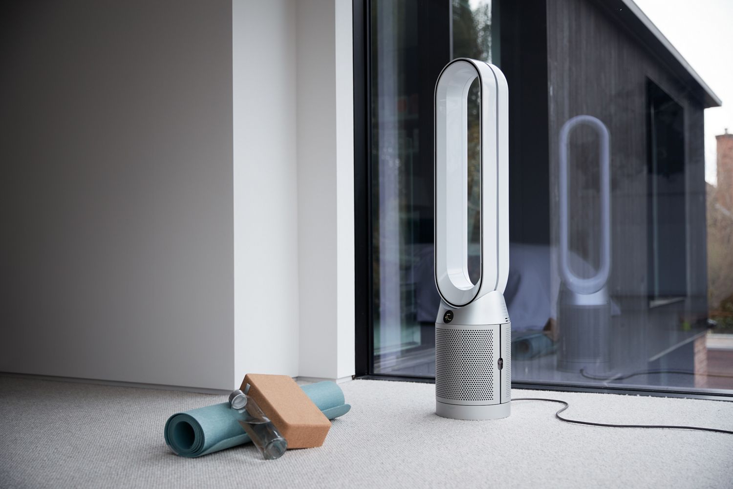 Frau, die sich die Haare mit dem Dyson Supersonic™ Haartrockner in Kupfer trocknet